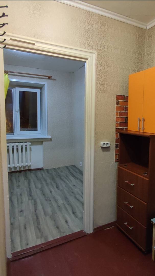В продаже светлая, теплая малогабаритная однокомнатная квартира на третьем этаже кирпичного дома