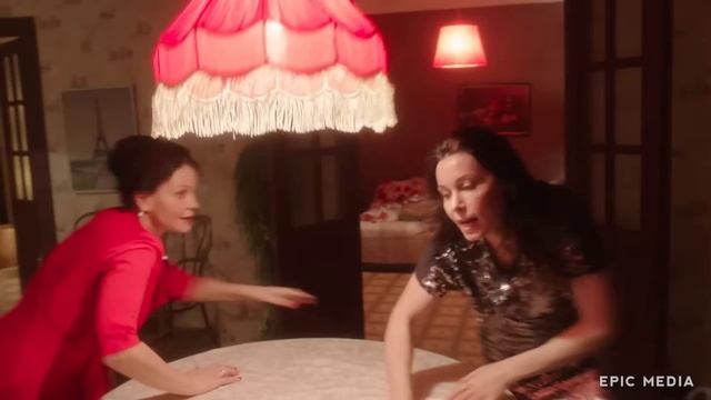 Девушка с косой.  Кукиш
