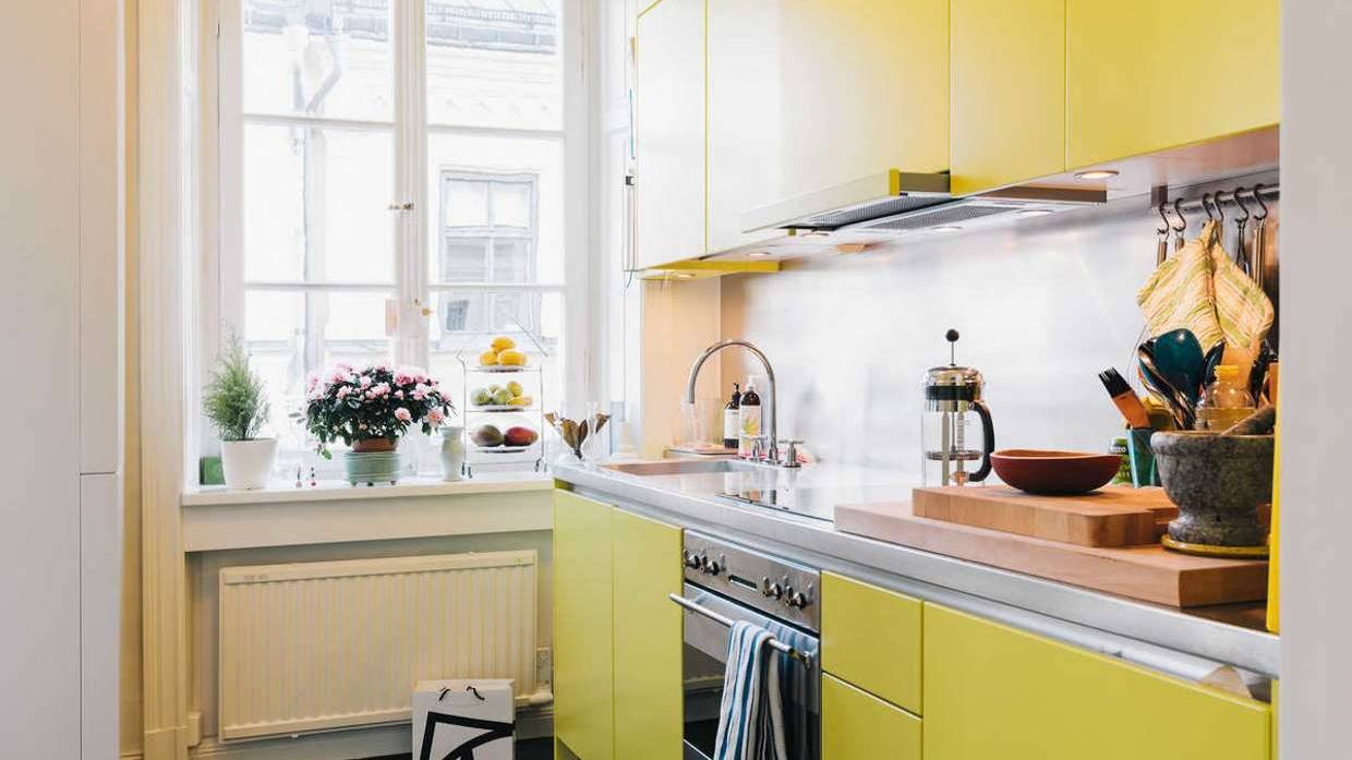 Маленькая желтая кухня - идеи дизайна интерьера с высоким бюджетом