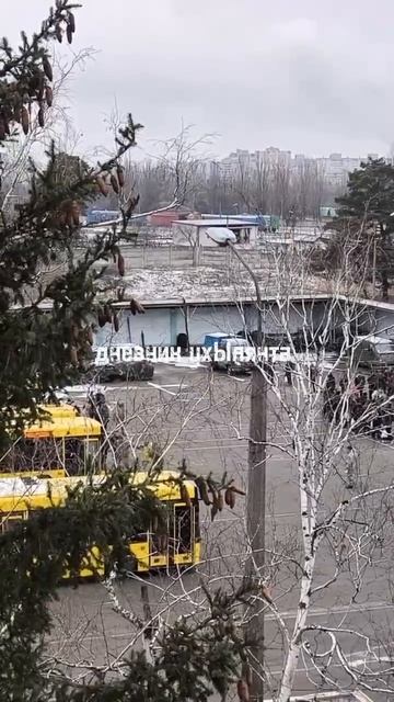 Киевский ТЦК на ДВРЗ. 
Огромное количество мужчин ждут отправления на учебку. Одного парня тянут сил