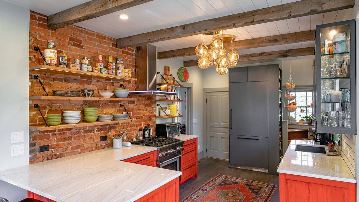 Огромная оранжевая кухня в стиле рустика - идеи дизайна интерьера