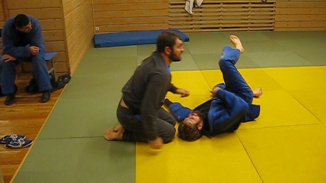 2016 год. Артур Кушпита о своем варианте броска через голову, Мамаев Антон помогает.