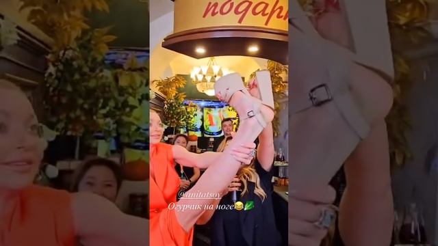 Анастасия Волочкова пьет, закусывая с ноги