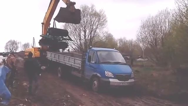 Выгрузка дискатора из кузова экскаватором