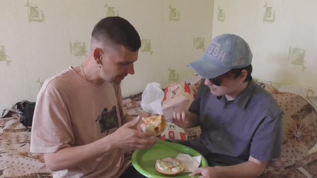 МЕГА-СУПЕР ОБЖОР ИЗ KFC НА ОСТРЫЙ БИГ САНДЕРС БУРГЕР, И ЧИКЕН ПИТА НОВИНКА