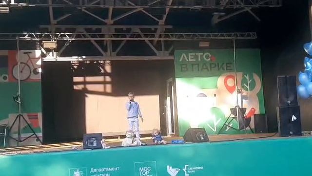 поем "Встанем"
