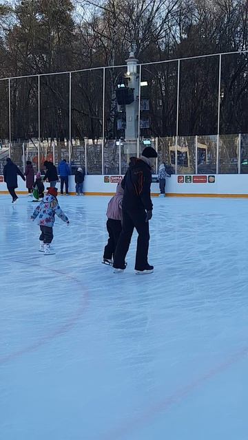 Папа с дочей на коньках❄️🥰Таисия и папа в эфире❤️