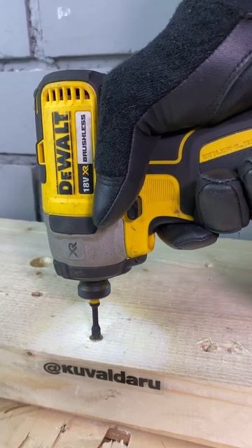 Аккумуляторная дрель-шуруповерт DeWALT DCF 887