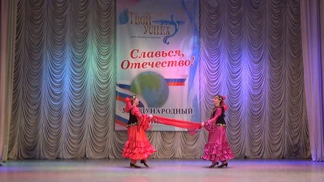 Детский танцевальный коллектив "Родничок", т. "На празднике"