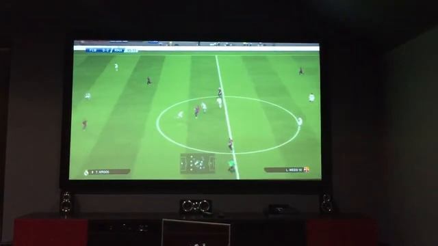 PS4 - Pro Evo 2015 Gameplay 106" Projector