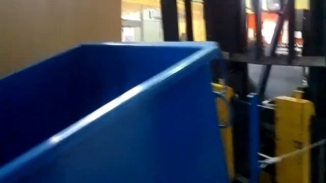 Контейнер для стружки с фиксатором открывания