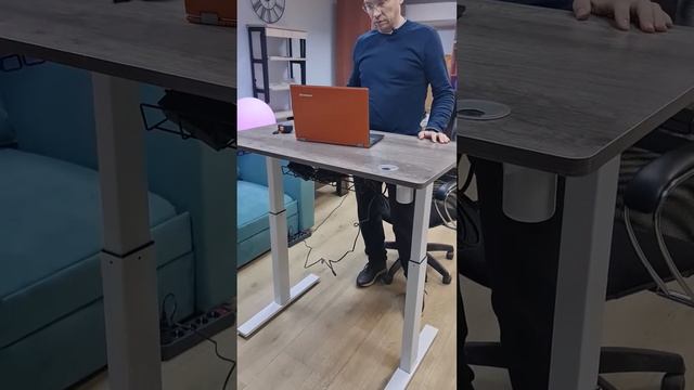 Крутой  компьютерный стол для работы стоя с электро приводом