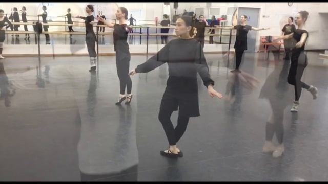 Комбинация-БАТМАН ТАНДЮ ЖЕТЕ С ПИРУЭТАМИ НА СЕРЕДИНЕ ЗАЛА-УПРАЖНЕНИЕ КЛАССИЧЕСКОГО ТАНЦА