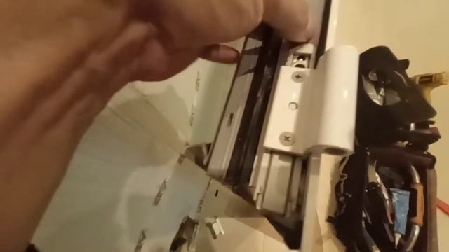 Заменяли погнувшуюся нижнюю петлю на алюминиевом окне высотой почти 2 метра. #секретыоконщика