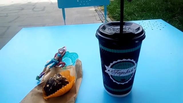 Я одна в кафе горьком ем кекс и пью кофе со мной прилегла моя феечка из Винкс Лейла