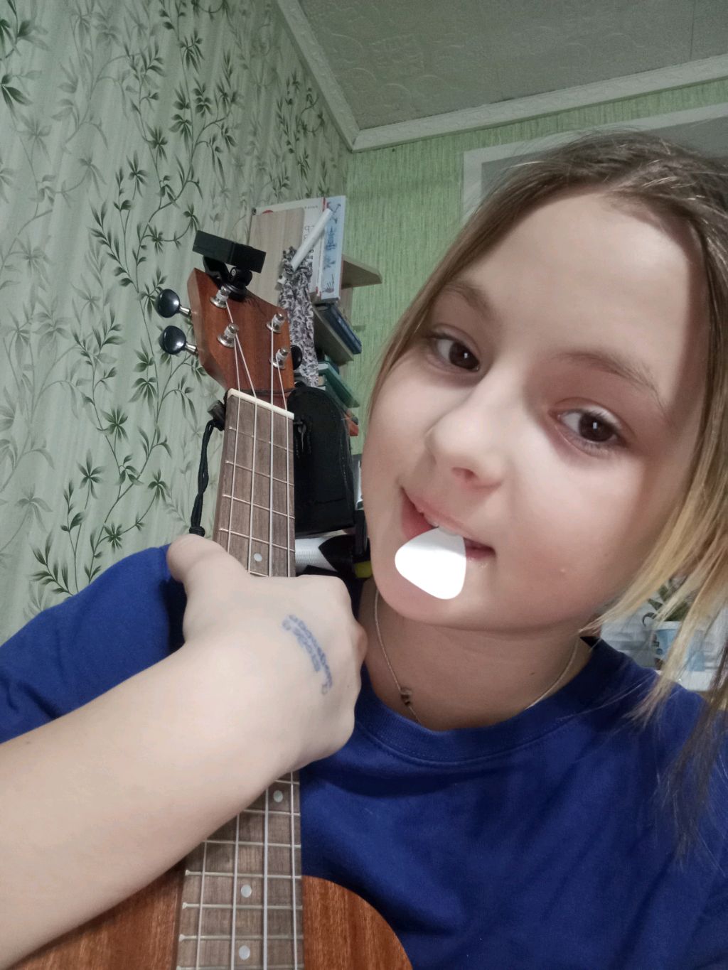 играю на укулеле новую песню
мою любимую