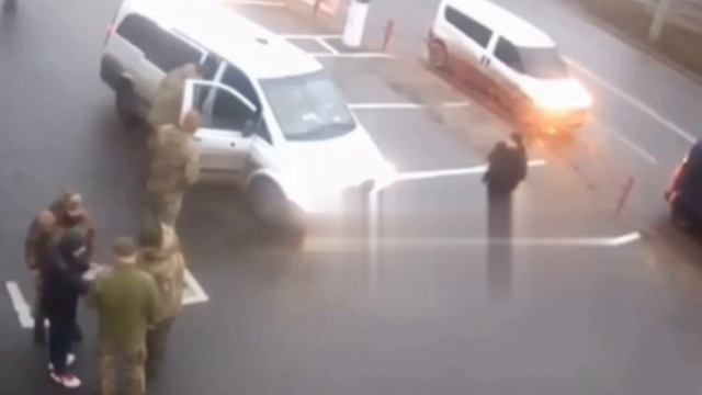 На видео видно, что у мужчины есть документы на отсрочку, он в полной уверенности достает их для вое