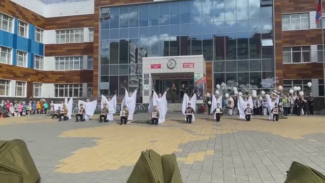 Танец ЖУРАВЛИ ко Дню Победы 2024 (перед лицеем на улице)