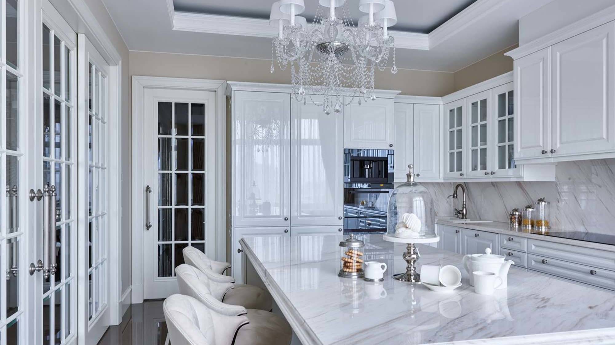 Большая белая кухня в стиле неоклассика - идеи дизайна интерьера со средним бюджетом