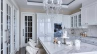 Большая белая кухня в стиле неоклассика - идеи дизайна интерьера со средним бюджетом