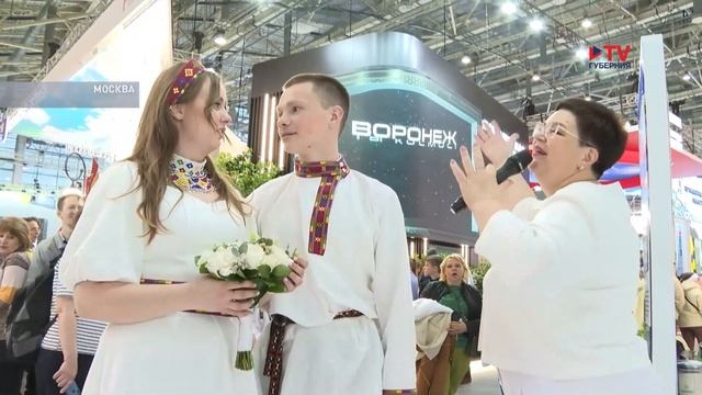 Молодая пара из Воронежа поженилась на Всероссийском свадебном фестивале на ВДНХ