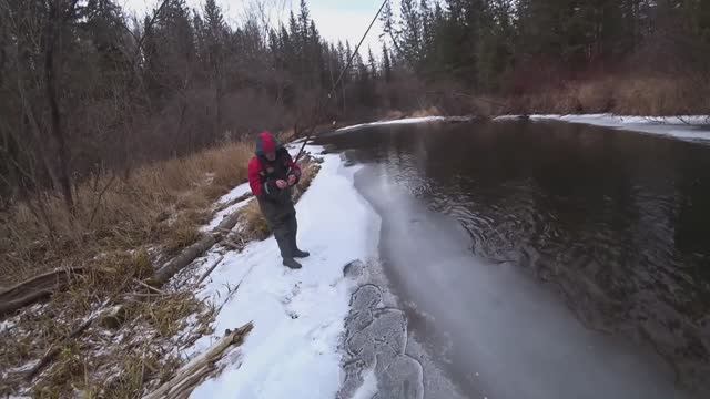 ХАРИУС ХАПАЕТ из под КРОМКИ  льда в Ноябре_ Клюют Лапти_ Осенняя Рыбалка на Таёжной Реке !!!