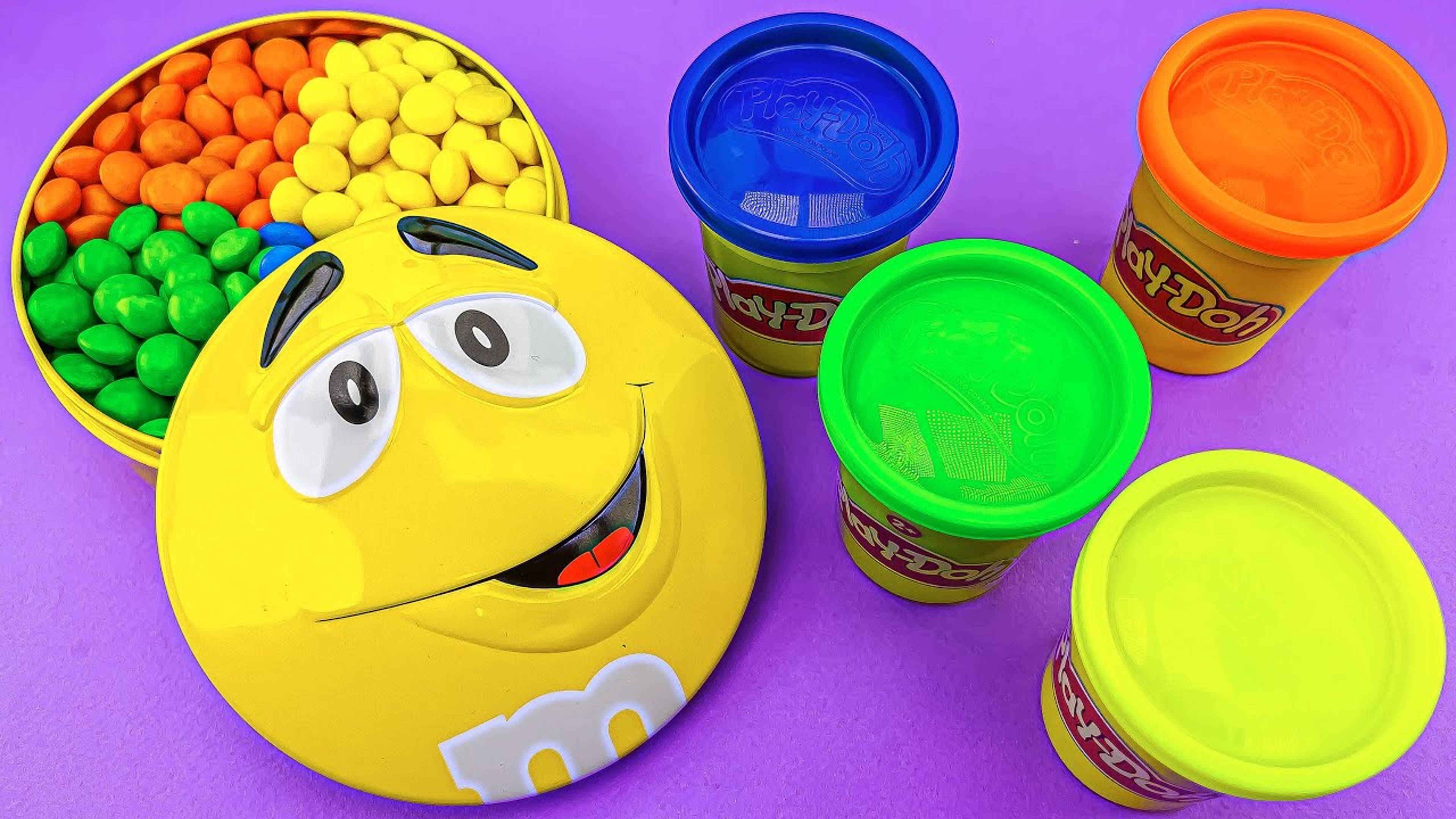 Наполненный конфетами-миксерами контейнер M&M's с радужной уточкой Playdoh и футбольным мячом