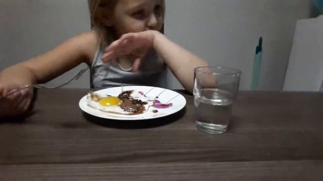 Я готовлю яичницу.клнфеты с шоколадом+шоколад с эмемденс+печенье+орехи(2)