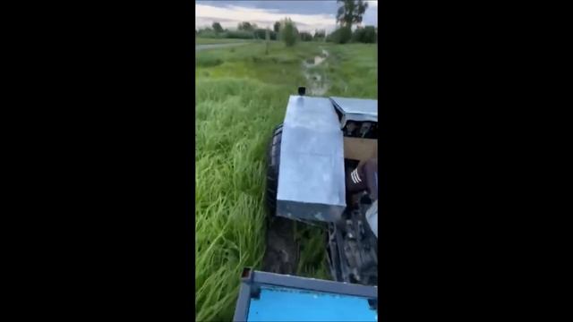 вездеход по луговине после разлива оби