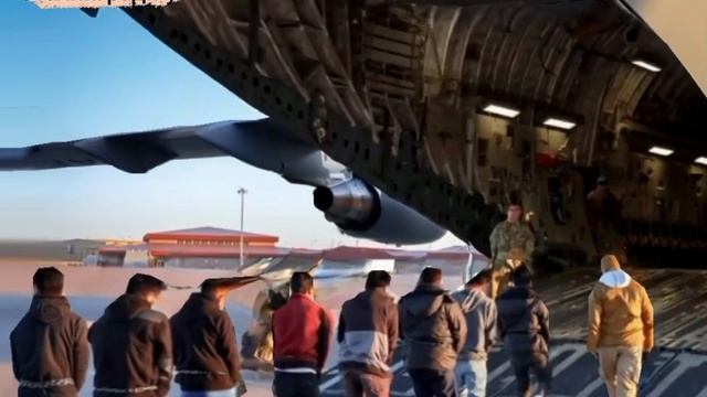 В США начались депортационные рейсы мигрантов, сообщает пресс-секретарь Белого дома Кэролайн Левитт.
