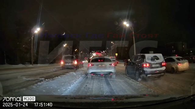 24.01.2025 Сказочный пилот засадил минивэн на трамвайных путях по ул. Ленина (Ижевск)