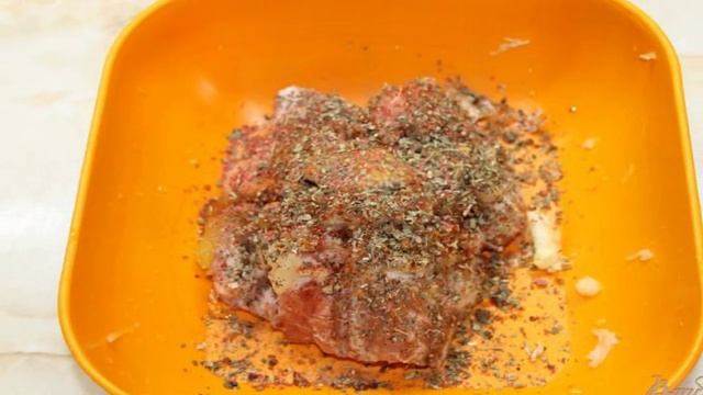 Ребра свиные с тушеной капустой и яблоками