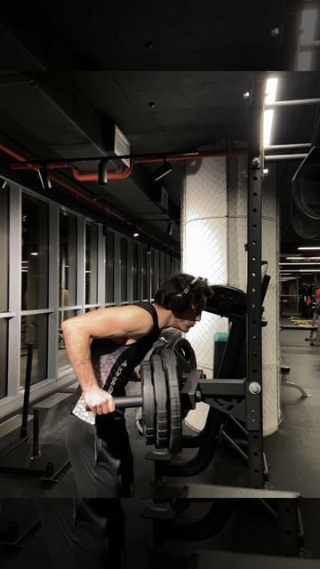 100 лет назад рекорд побил, сейчас уже с 1 тонной делаю 🦾
#gym #record #yalavrentiy