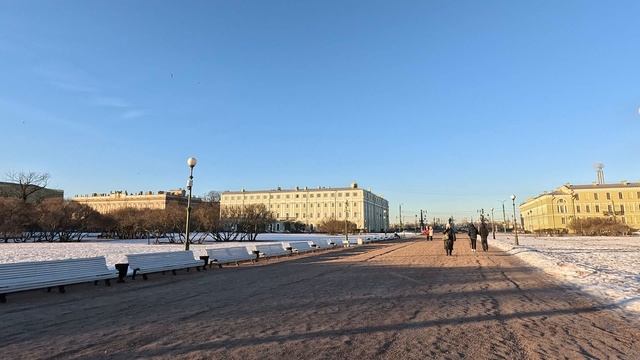 Зимняя прогулка в солнечный день в Петербурге