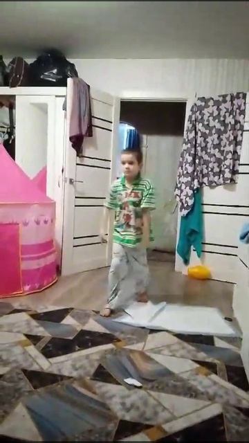 Костя и Антон падают под эпичнную музыку