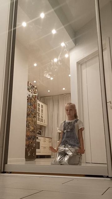 Старый танец, на канале короткая версия есть. Это продолжение.
