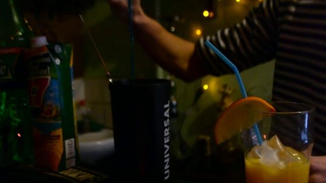 Сергей Семенов готовит коктейль "Радуга"