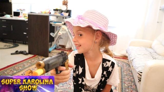 Каролина решила показать кто самый меткий.  Детские стрелялки. Залипательное видео для детей.