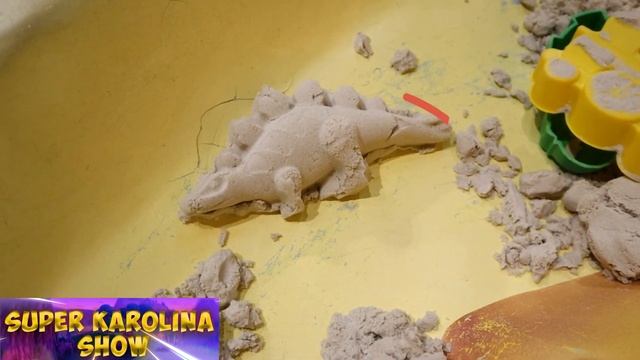 Игры с песком Каролина лепит Зверюшек из Песка Видео для Детей