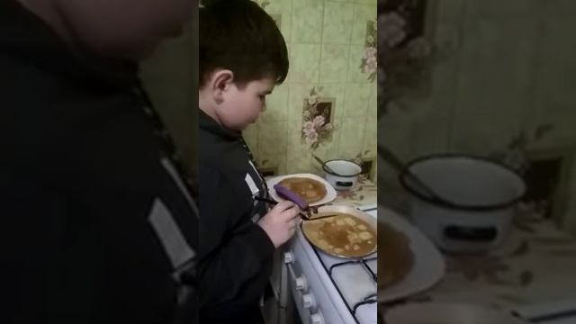 Научился печь блины)