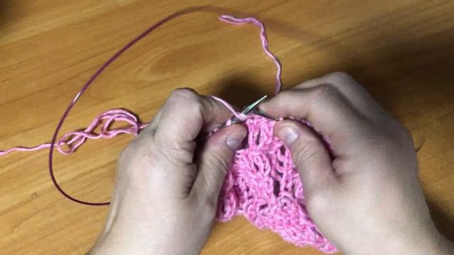 Нарядные кружочки внутри листик. Вязание узоров спицами