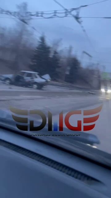 Последствия обстрела Горловки со стороны ВСУ, в которого ранен водитель автомобиля.

Также по д обст