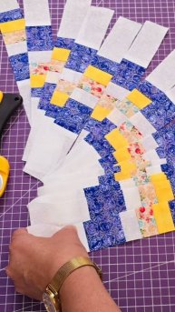 Мастер-класс по лоскутному шитью: Потрясающий подарок - лоскутный бант, сшитый из простой полоски.