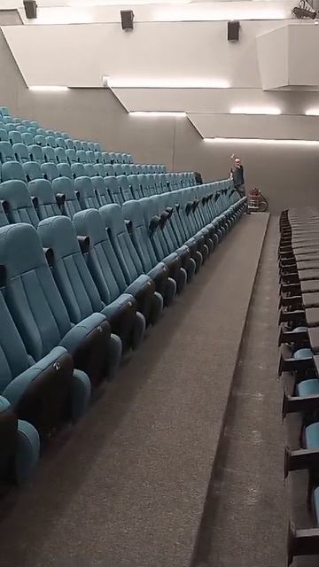 Принцип домино один ряд в кинотеатре