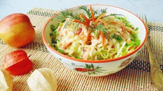 Салат из капусты с яблоком
