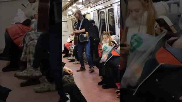 Музыкант в метро СПб