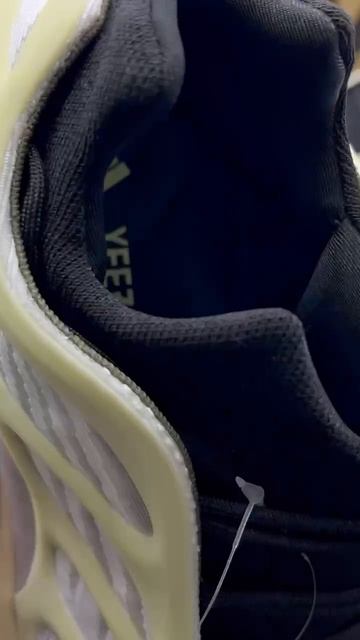 Кроссовки Adidas Yeezy Boost 700 (белые)