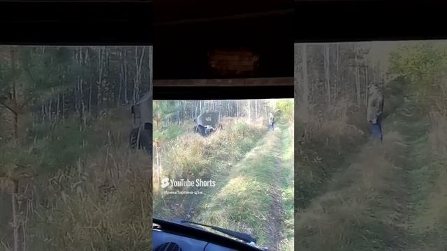 тащим болотоход из болота уазиком.mp4