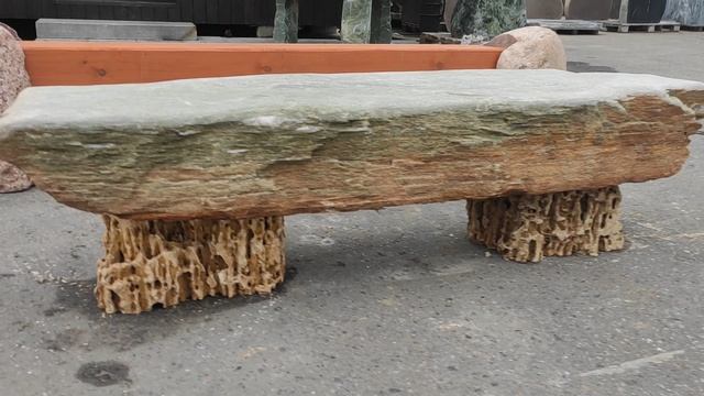 Заточили скамейку в мегалитическом стиле из кварцита.