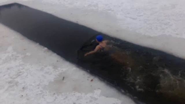 Мария Сергеевна - второй день моржевания. Привыкание к воде. Закаливание.